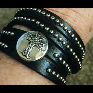 Snap it black leather bracket fits any size wrist